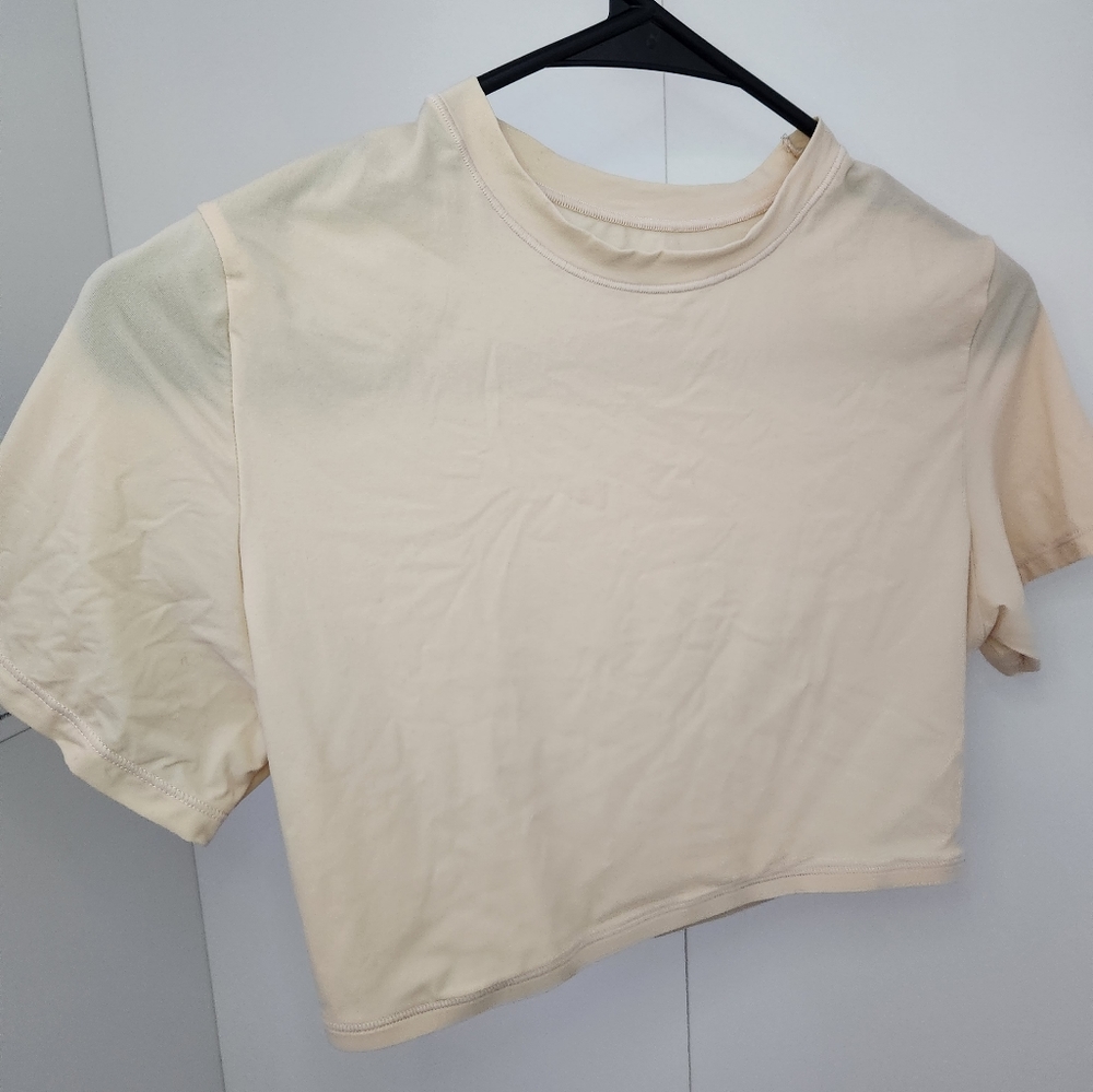 SKIMS FITS EVERYBODY SUPER CROPPED T-SHIRT in SAND